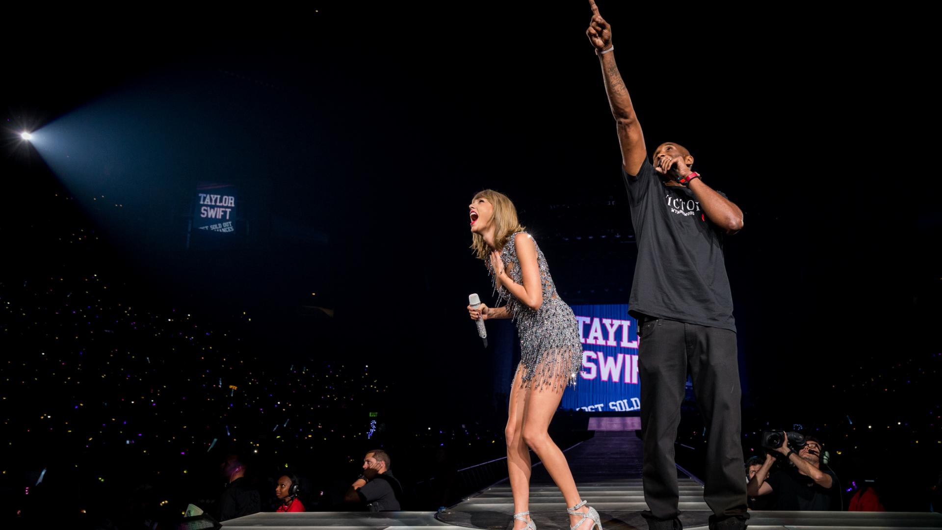 Kobe presents Taylor Swift with Staples Center banner