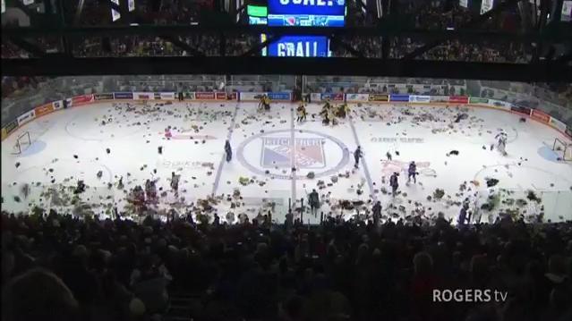 Over 10,000 teddy bears rain down after Kitchener Rangers' goal