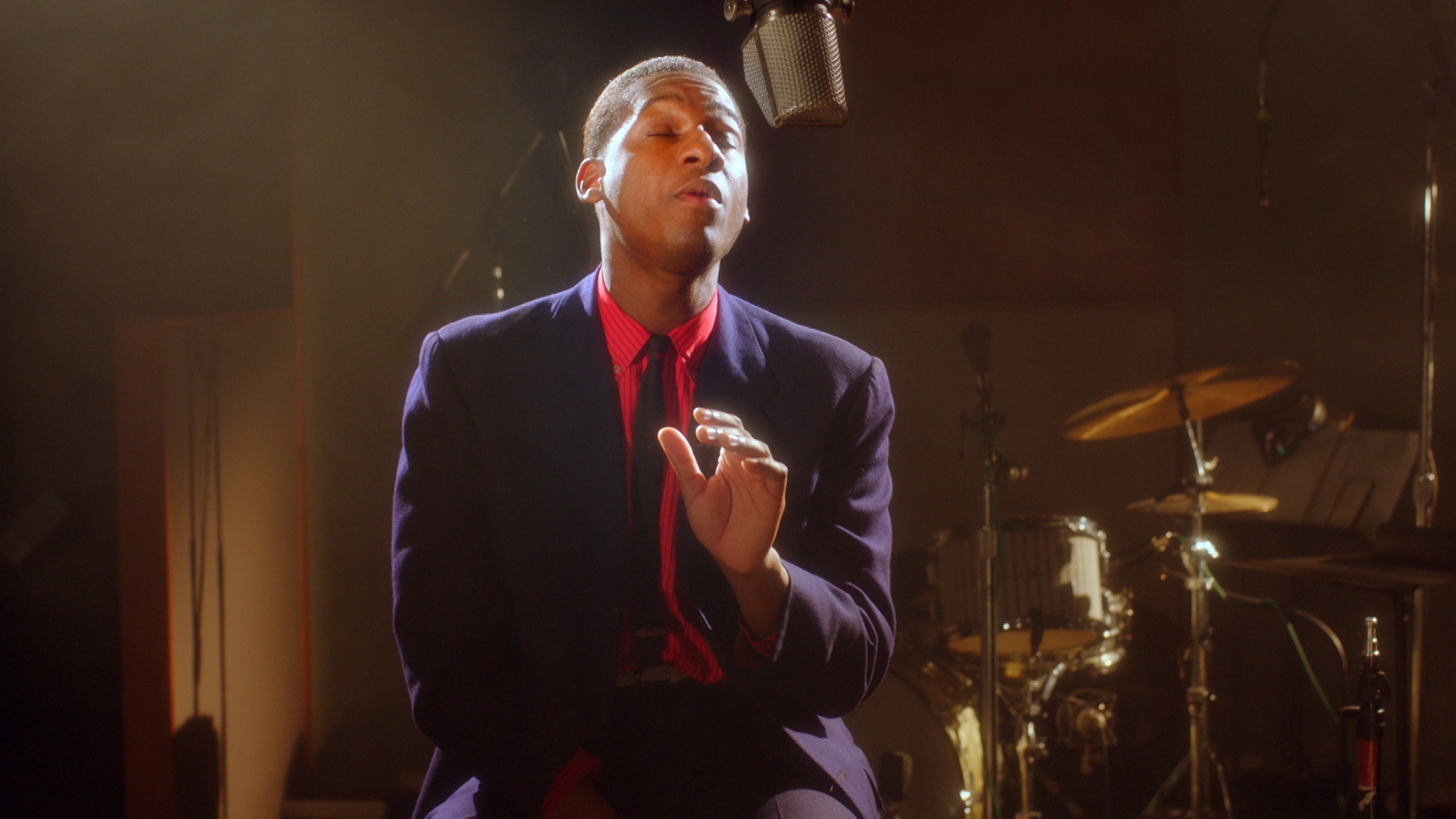 Leon Bridges sings the national anthem