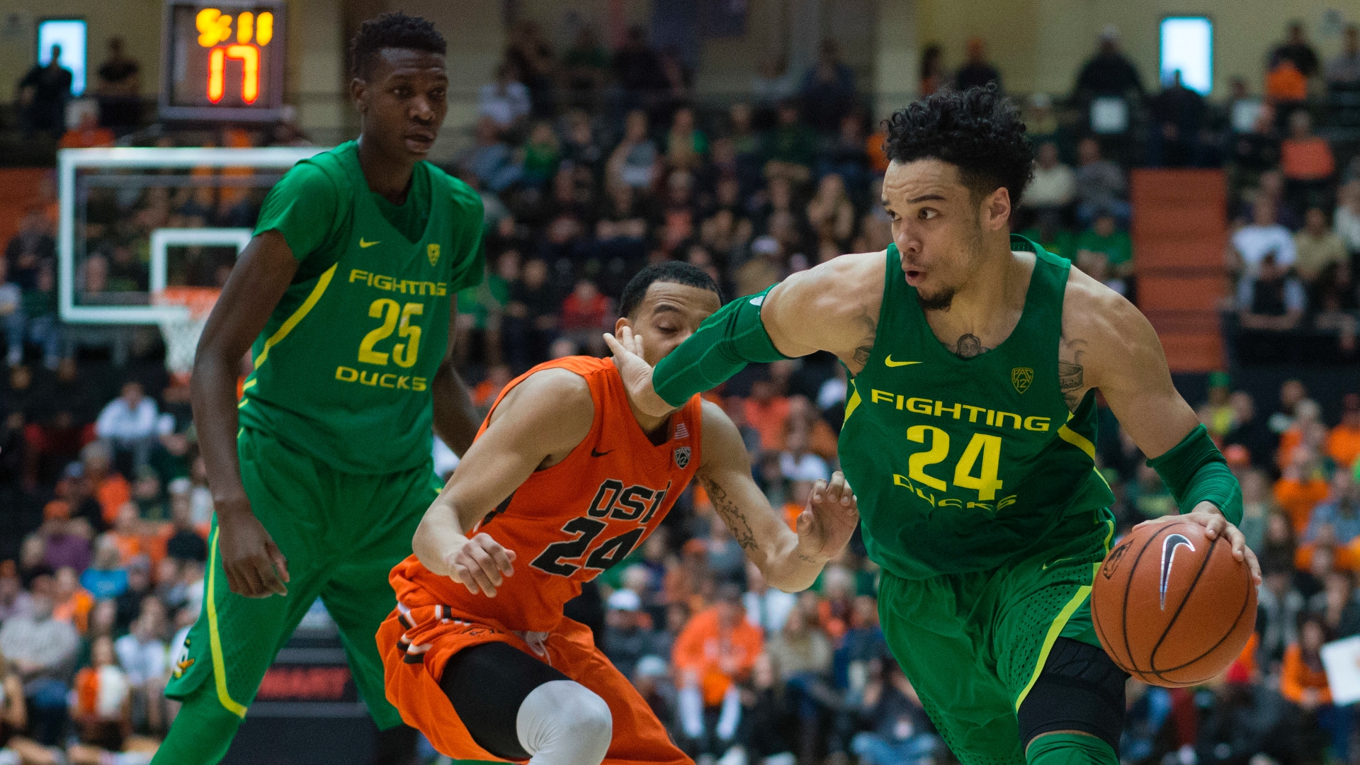 Oregon routs Oregon State in regular season finale
