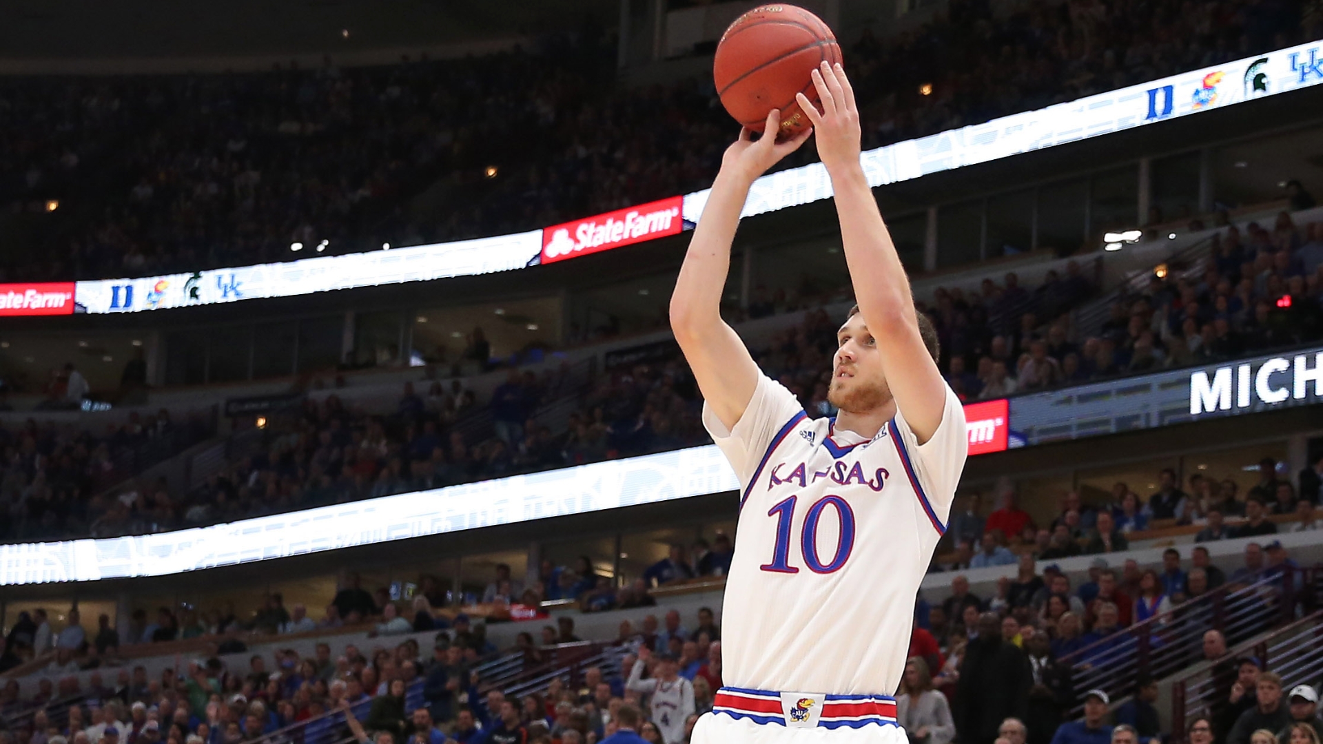 Kansas squeaks by Kentucky in Champions Classic