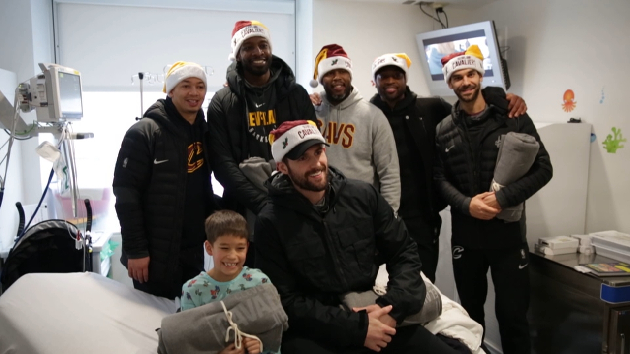 Cavs players spread holiday cheer at local clinic