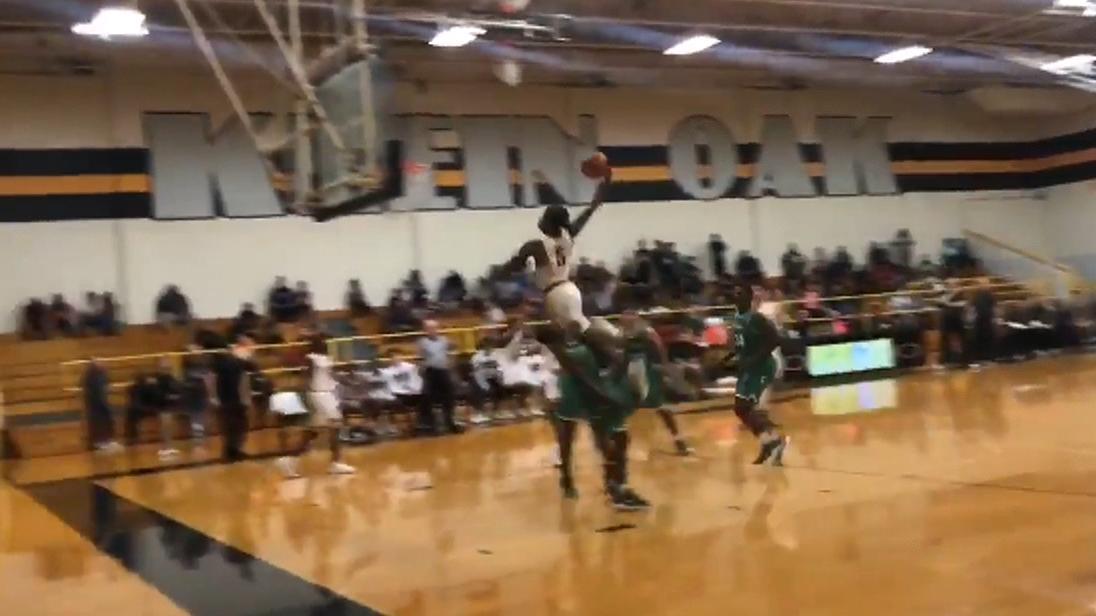 Texas high schooler makes a pro-sized poster dunk