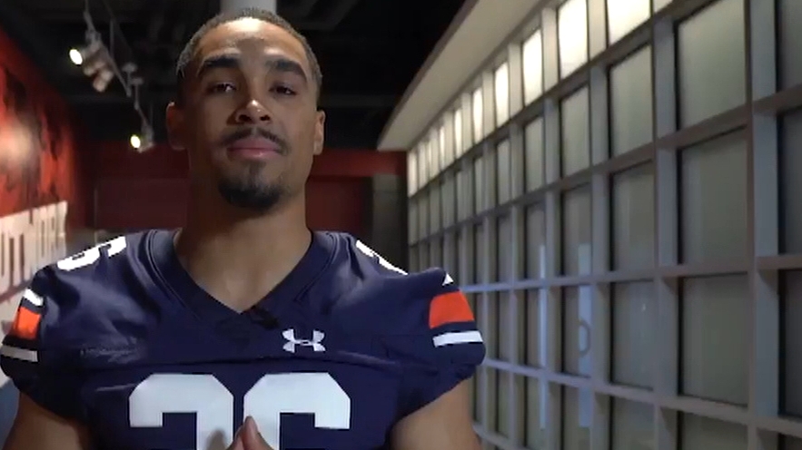 Flashback: Hurts fulfills bet to Barkley, wears Auburn jersey