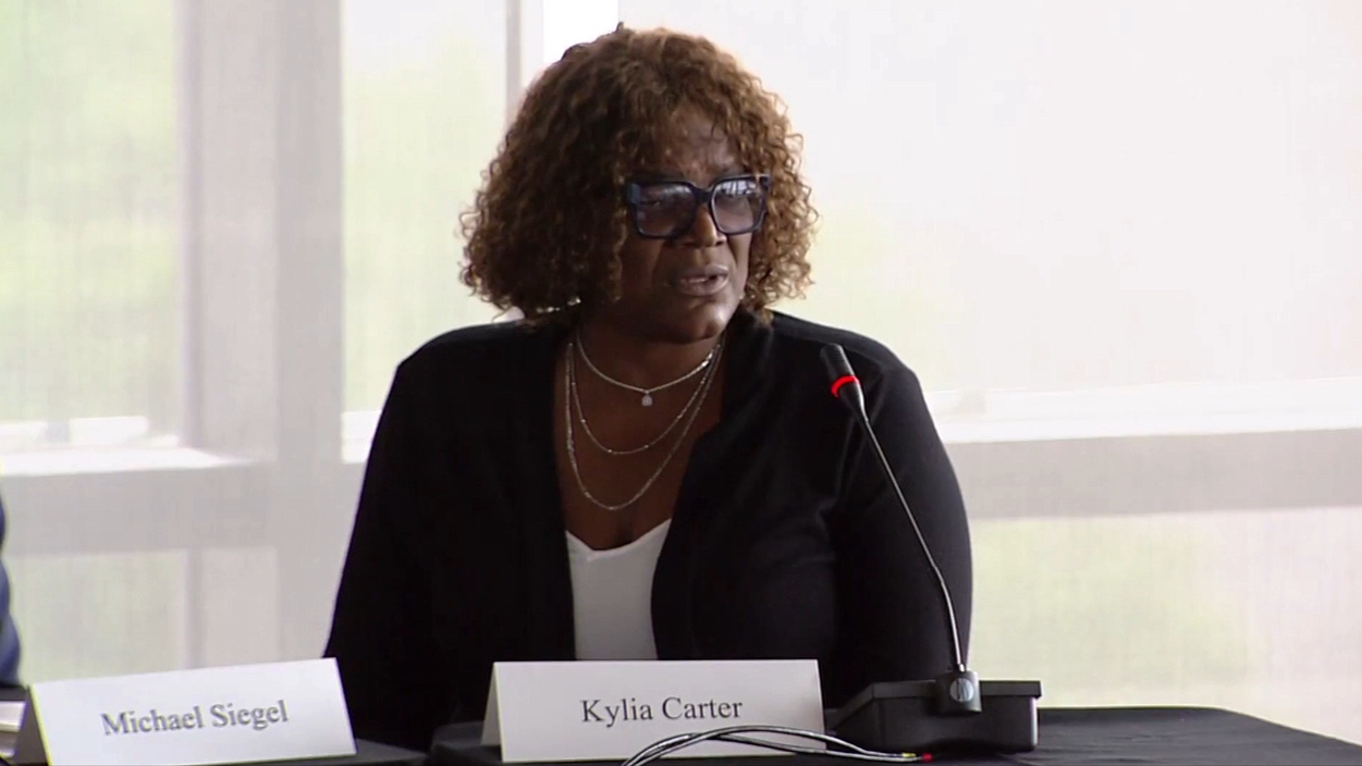 Former Duke star Carter's mom likens NCAA rules to slavery