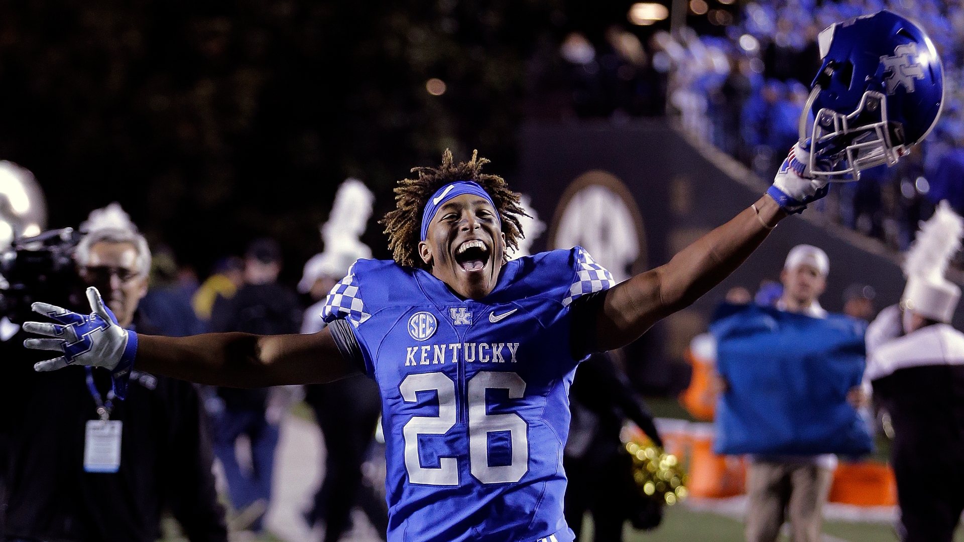Snell runs in 4 TDs, becomes UK TD leader