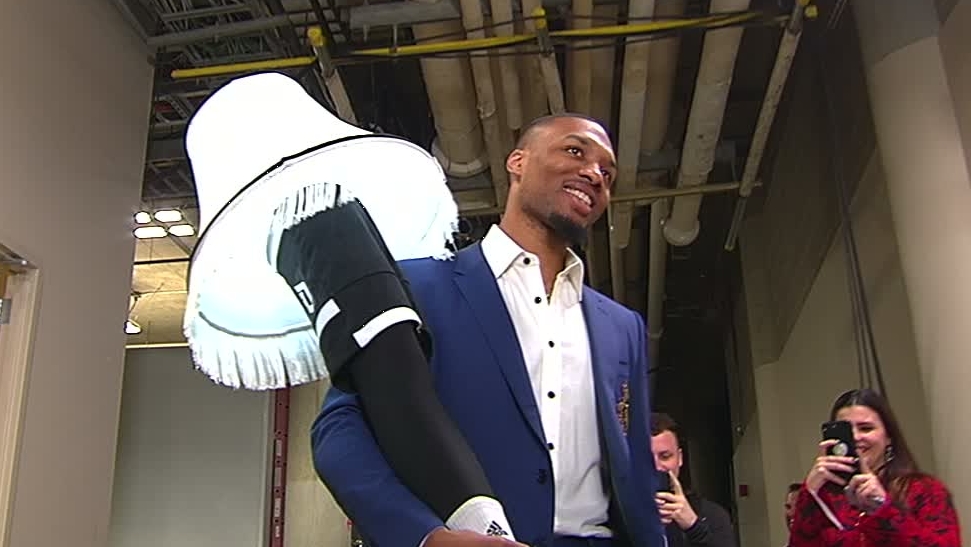 Dame arrives with leg lamp from 'A Christmas Story'