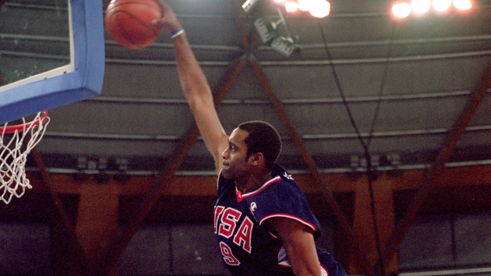 Carter relives Olympic dunk over 7-foot-2 center