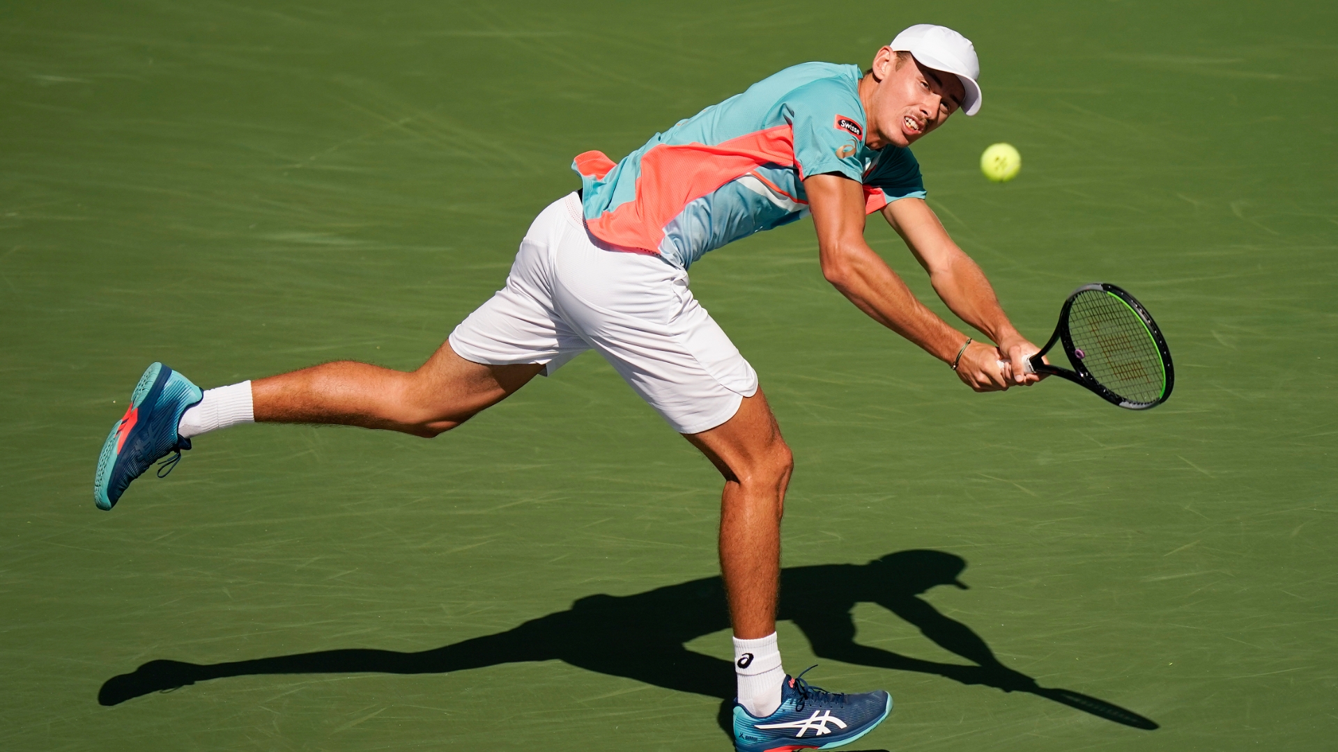 De Minaur saves four set points to take first set