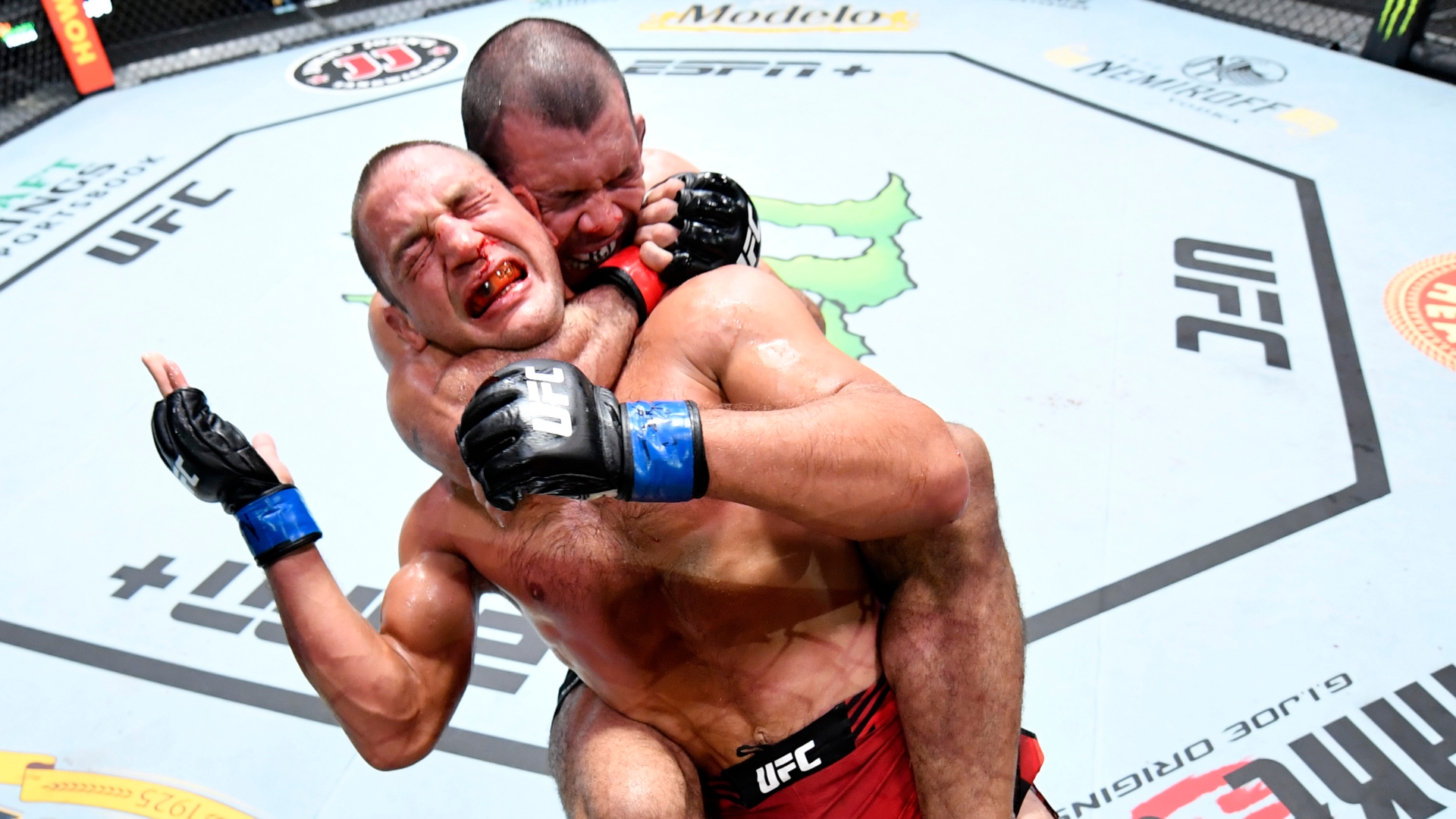 Rodolfo Vieira exchanges strikes with Dustin Stoltzfus at UFC APEX
