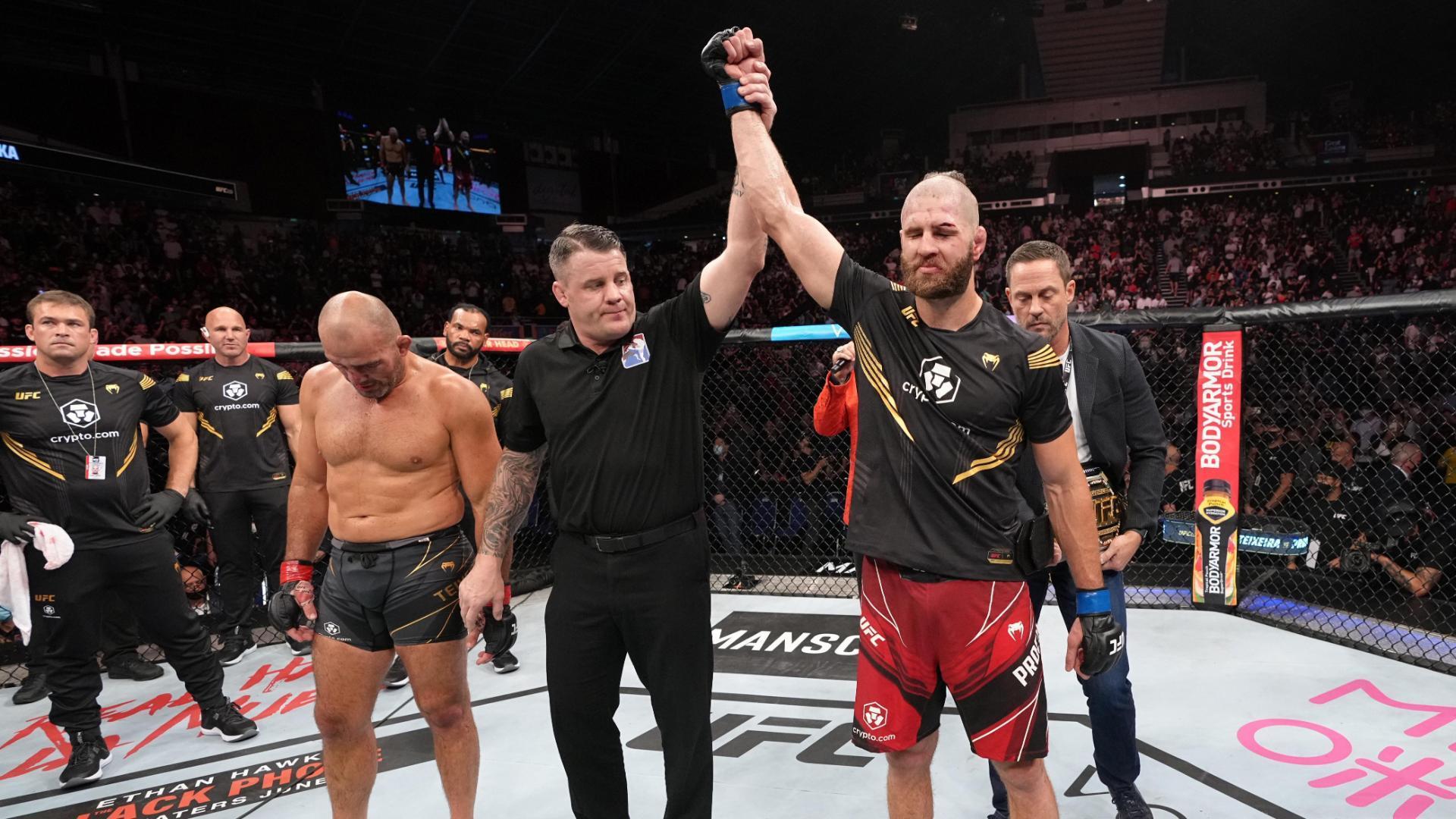 Jiri Prochazka stuns Glover Teixeira, becomes new light heavyweight champ