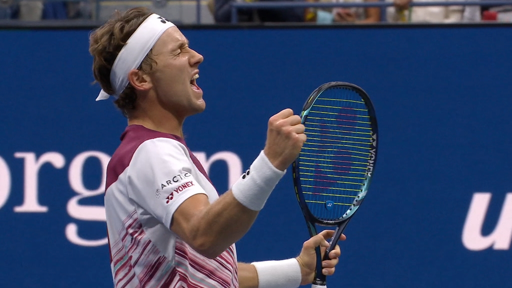 Casper Ruud's drop shot receives a standing ovation