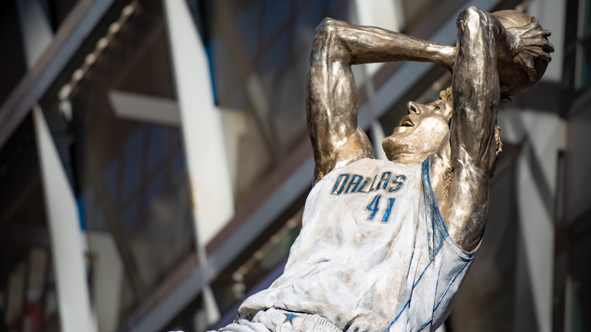 Mavericks unveil Dirk Nowitzki statue outside arena