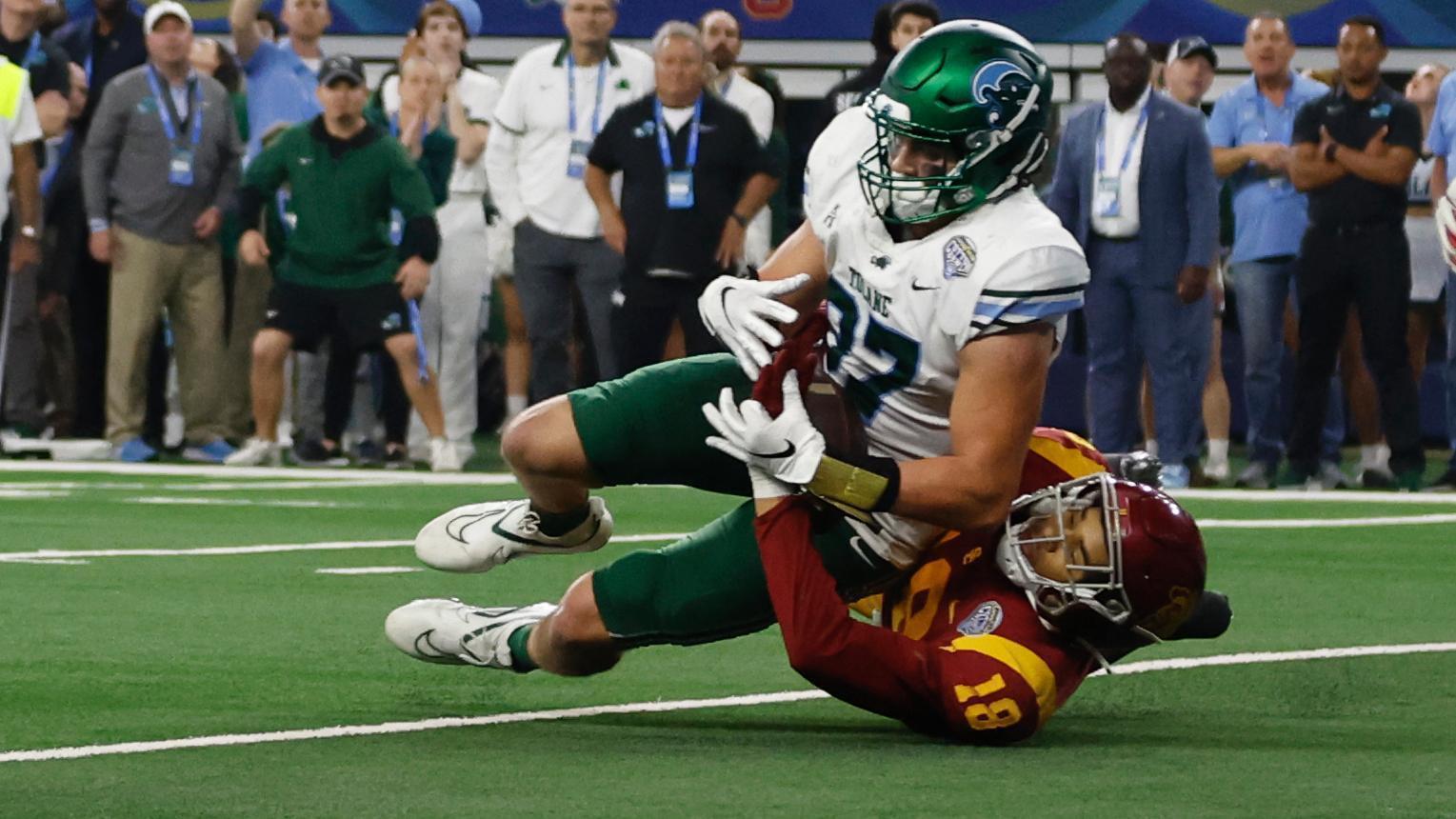 Tulane WR somehow hangs on for miraculous go-ahead TD