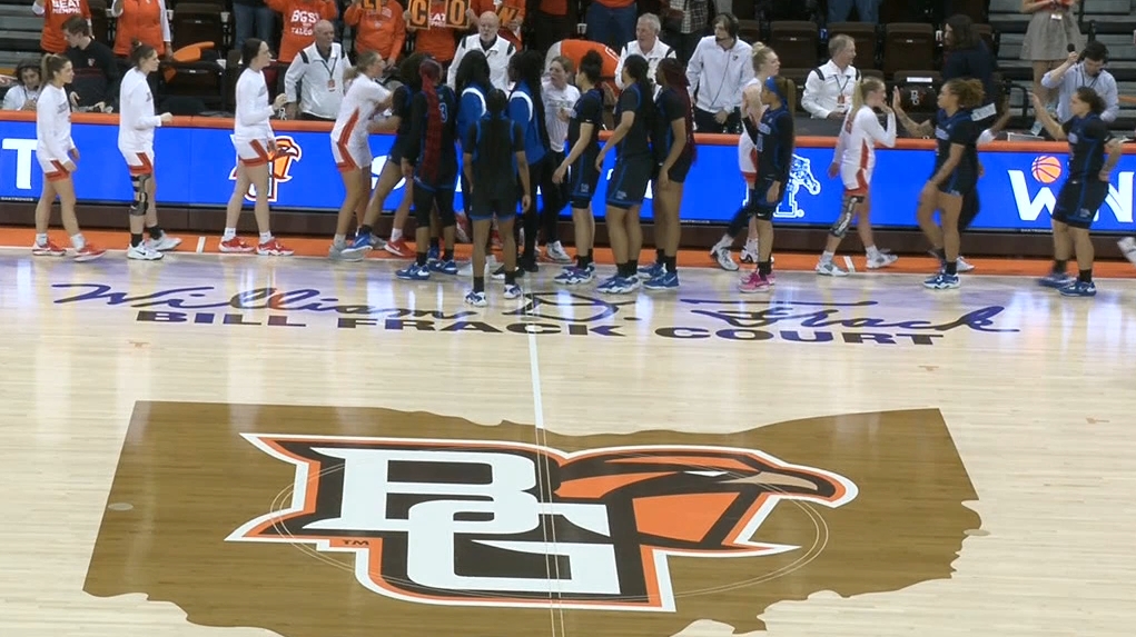 Memphis' Jamirah Shutes punches Bowling Green player in handshake line