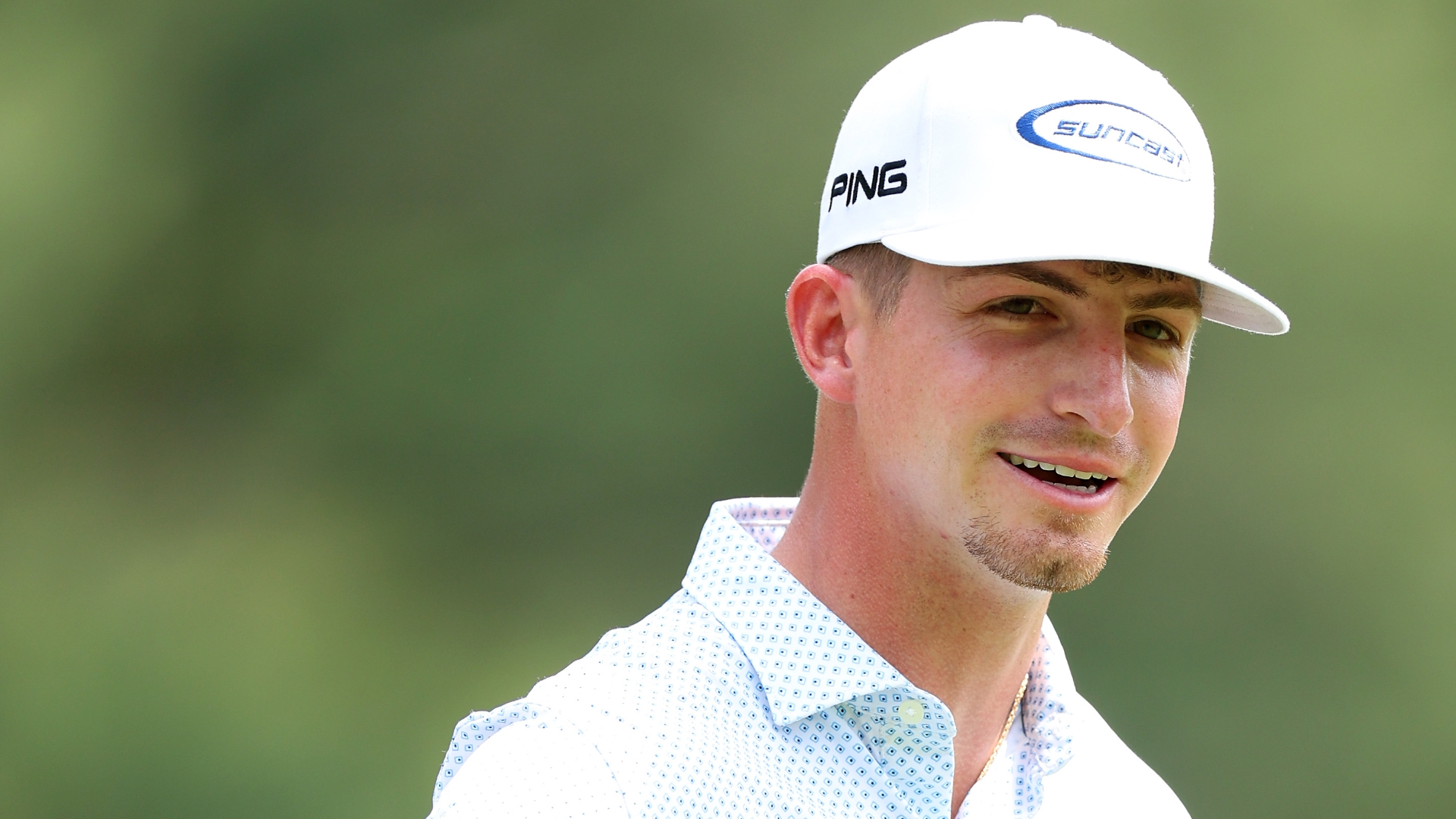 Amateur Sam Bennett chips in for eagle on 2
