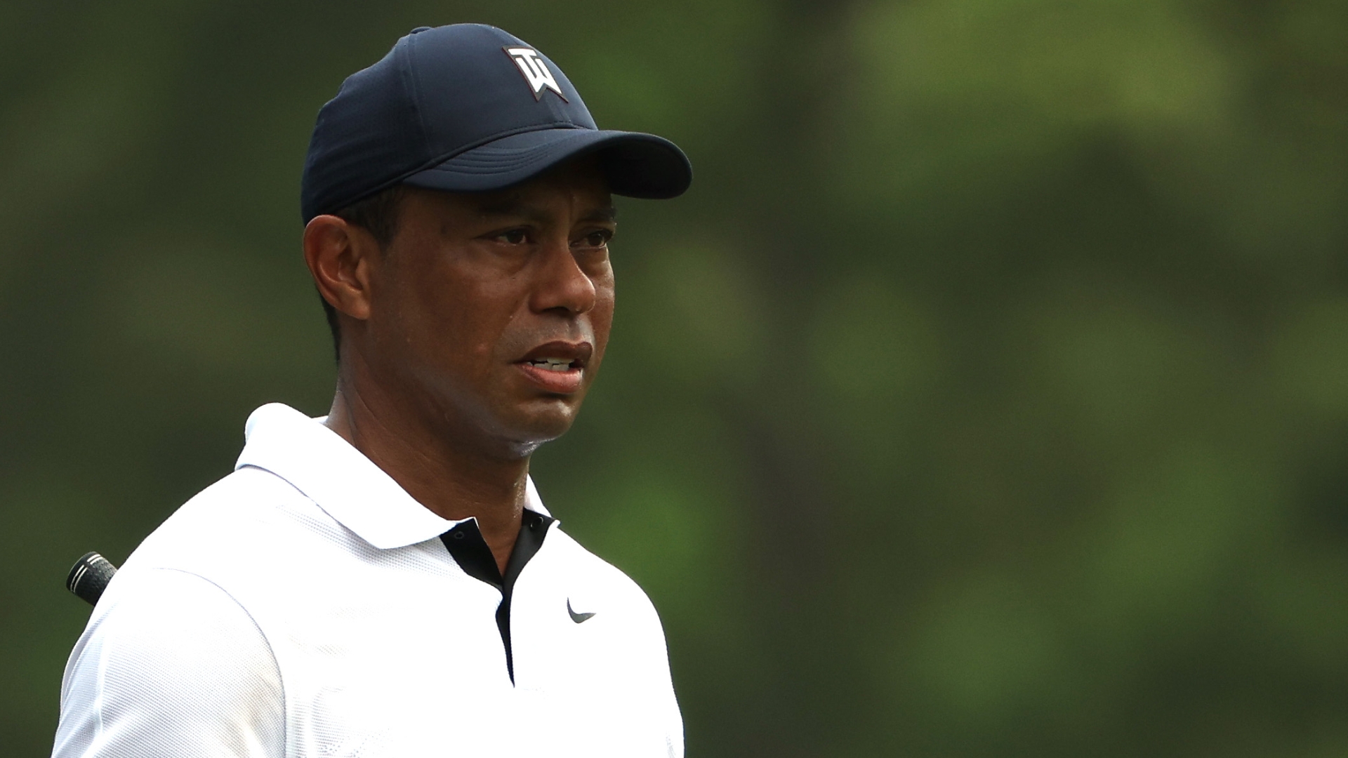 Tiger's stellar tee shot sets up second straight birdie