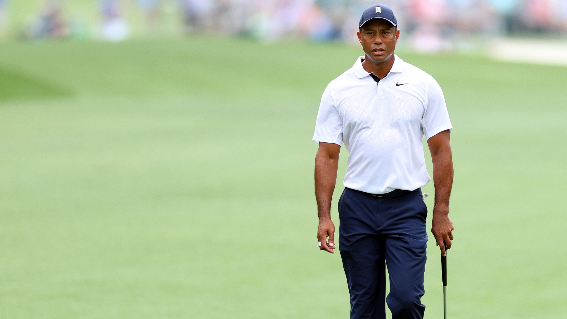 Tiger short on long birdie putt, settles for par on hole 1
