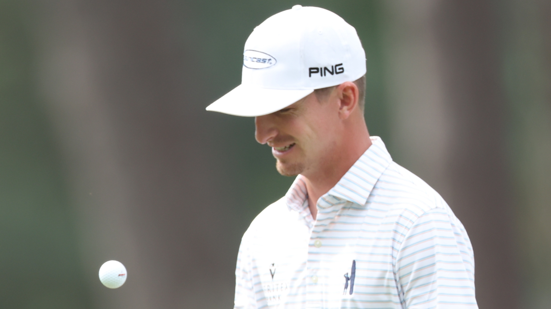 Sam Bennett sinks back-to-back birdies to move to 6 under