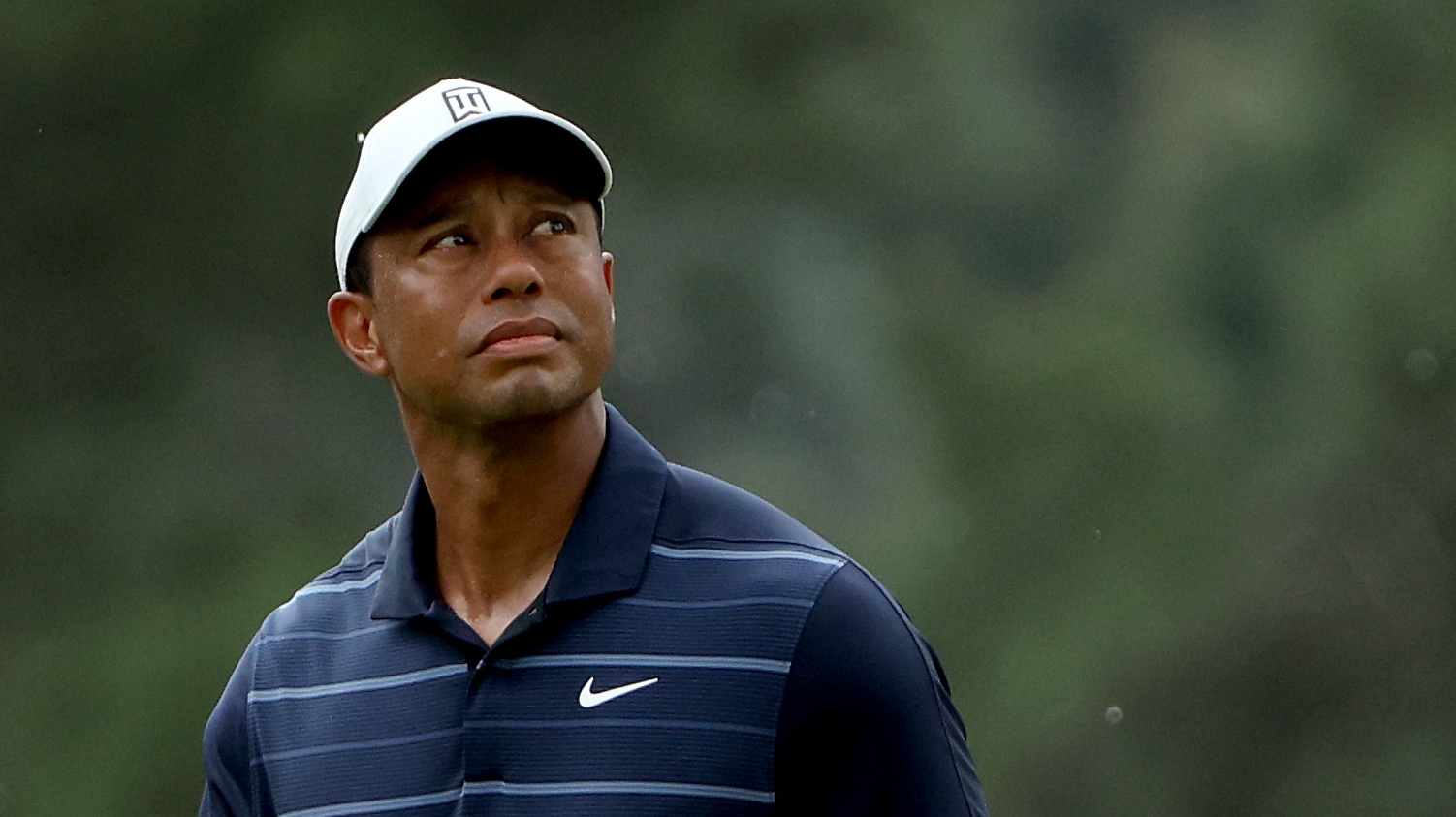 Tiger birdies hole despite weather delay interruption