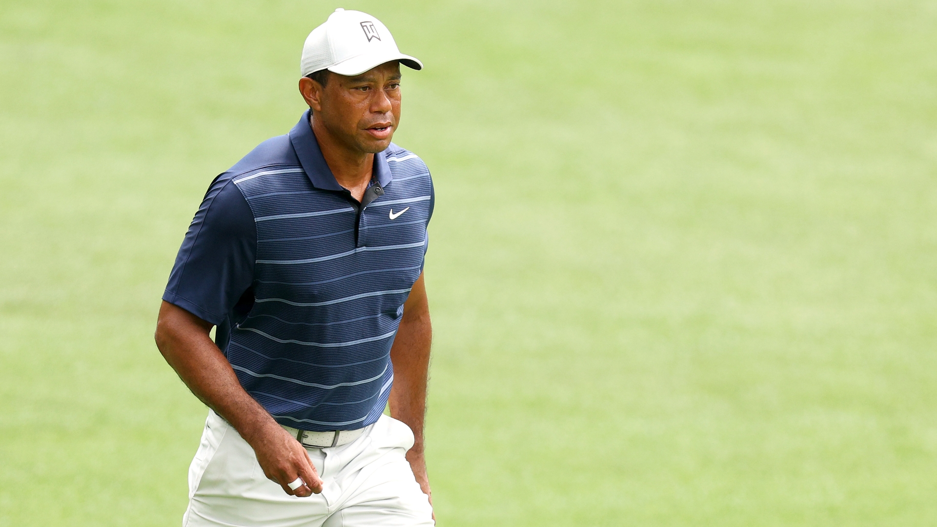 Tiger recovers for par after tough break on 2nd shot