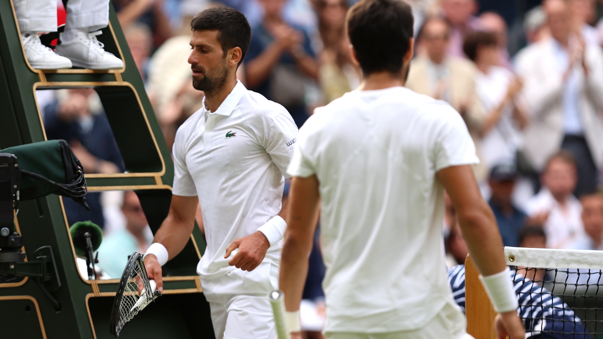 Djokovic destroys his racket in frustration during 5th set