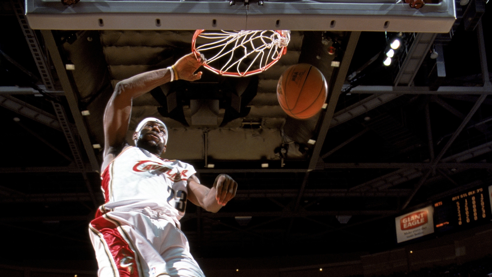 LeBron's breakaway dunk caps first 40-point game