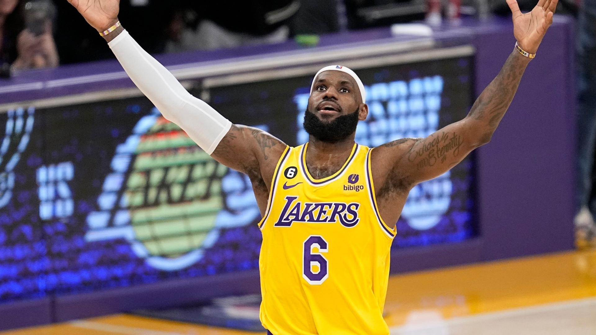 LeBron passes Kareem to become NBA's all-time leading scorer