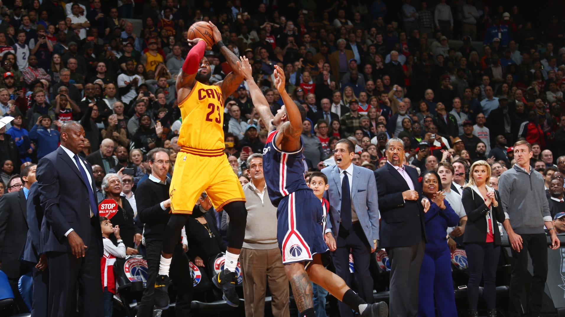 LeBron stuns Wizards with miracle 3-pointer