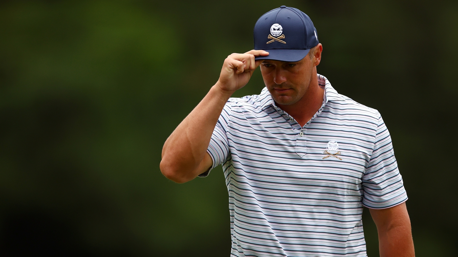 DeChambeau sinks long birdie putt on 17 to take 3 shot lead
