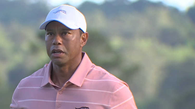 Tiger Woods moves to 1 under par after birdie on 8th