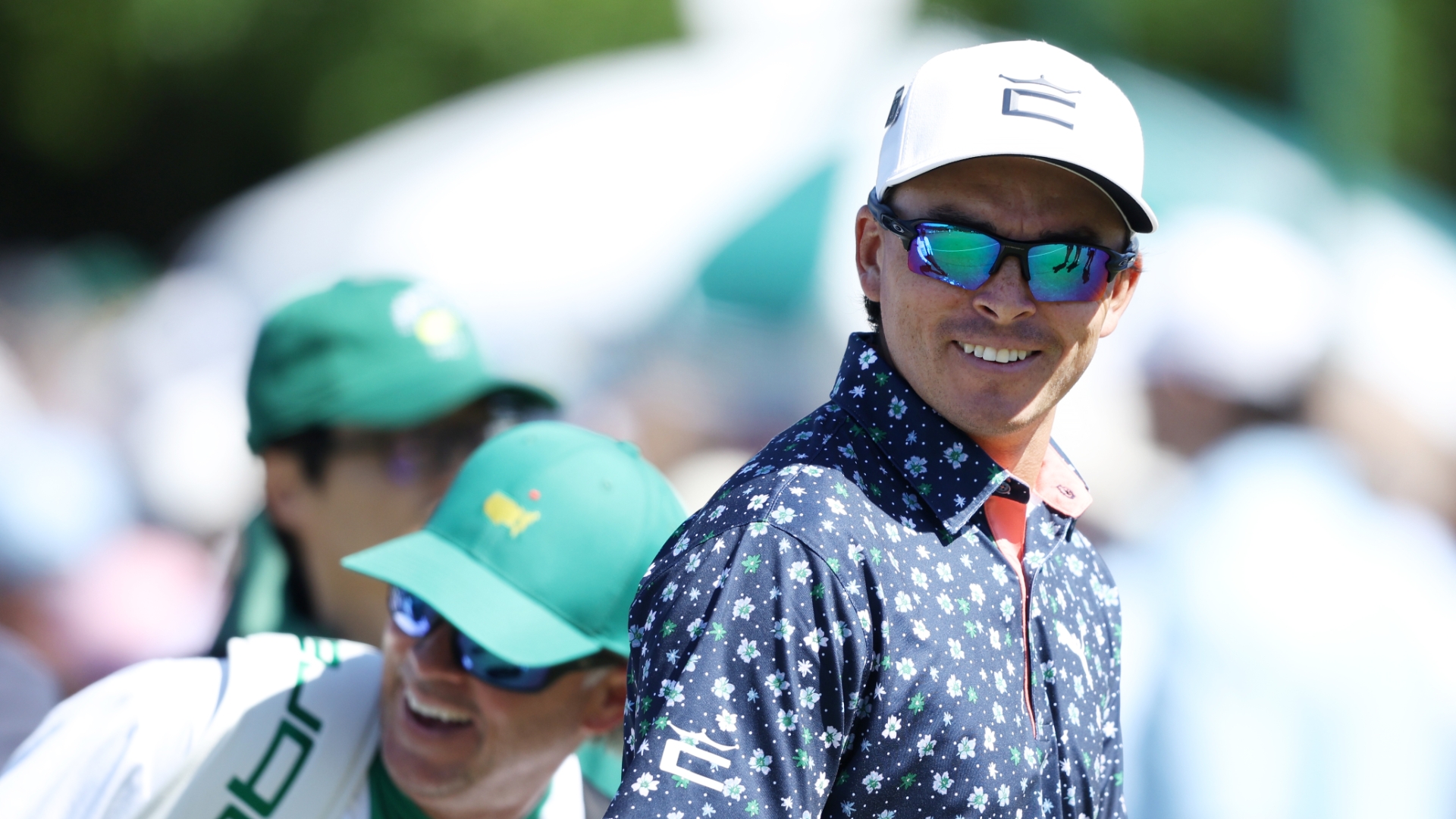 Rickie Fowler chips in for birdie on No. 12