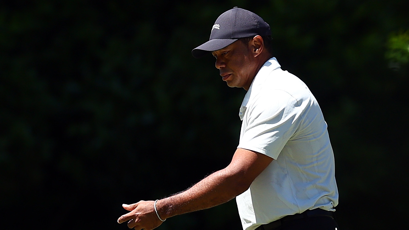Tiger 3-putts, gets a double bogey on No. 8