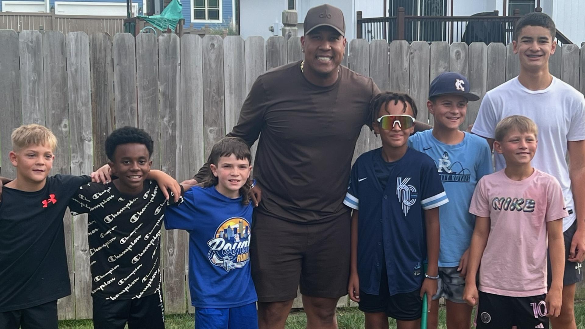 Salvy Perez joins neighborhood whiffle ball game