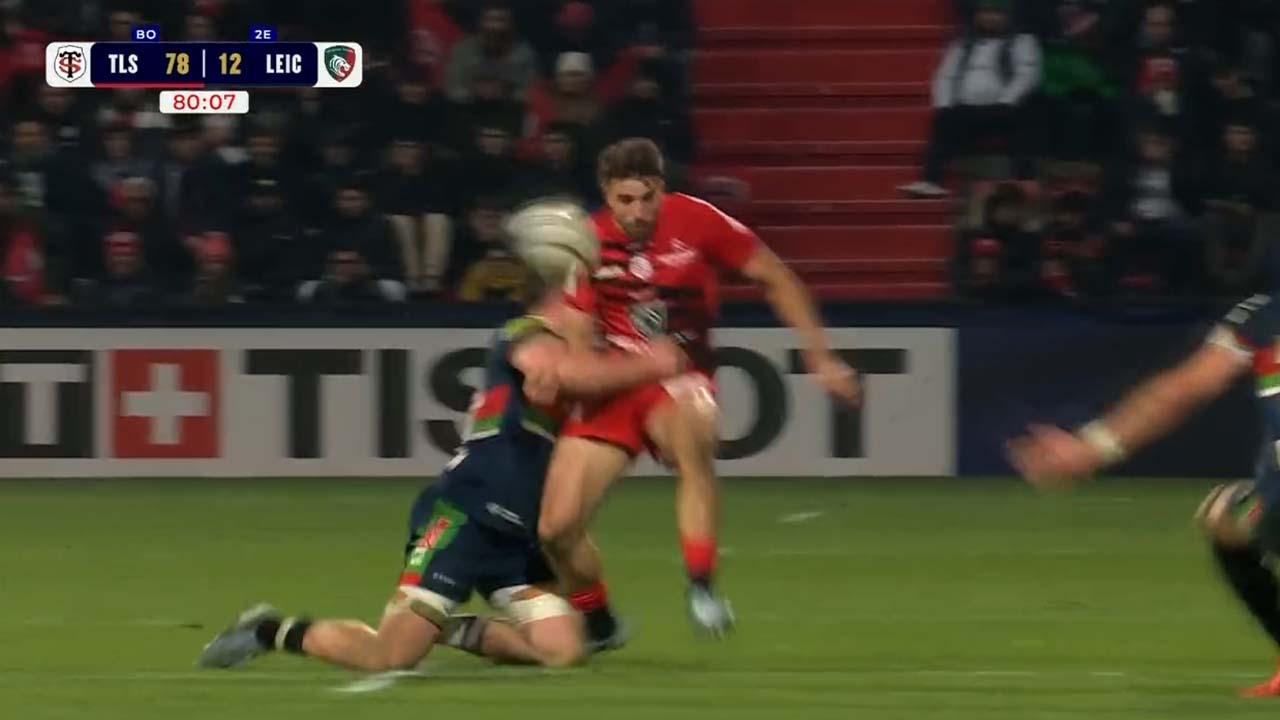 Estupenda asistencia con el pie de Mallia para el try de Lebel