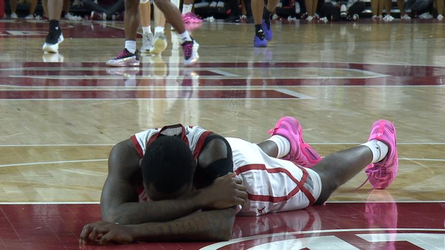 Oklahoma's Duke Miles loses multiple teeth diving for loose ball