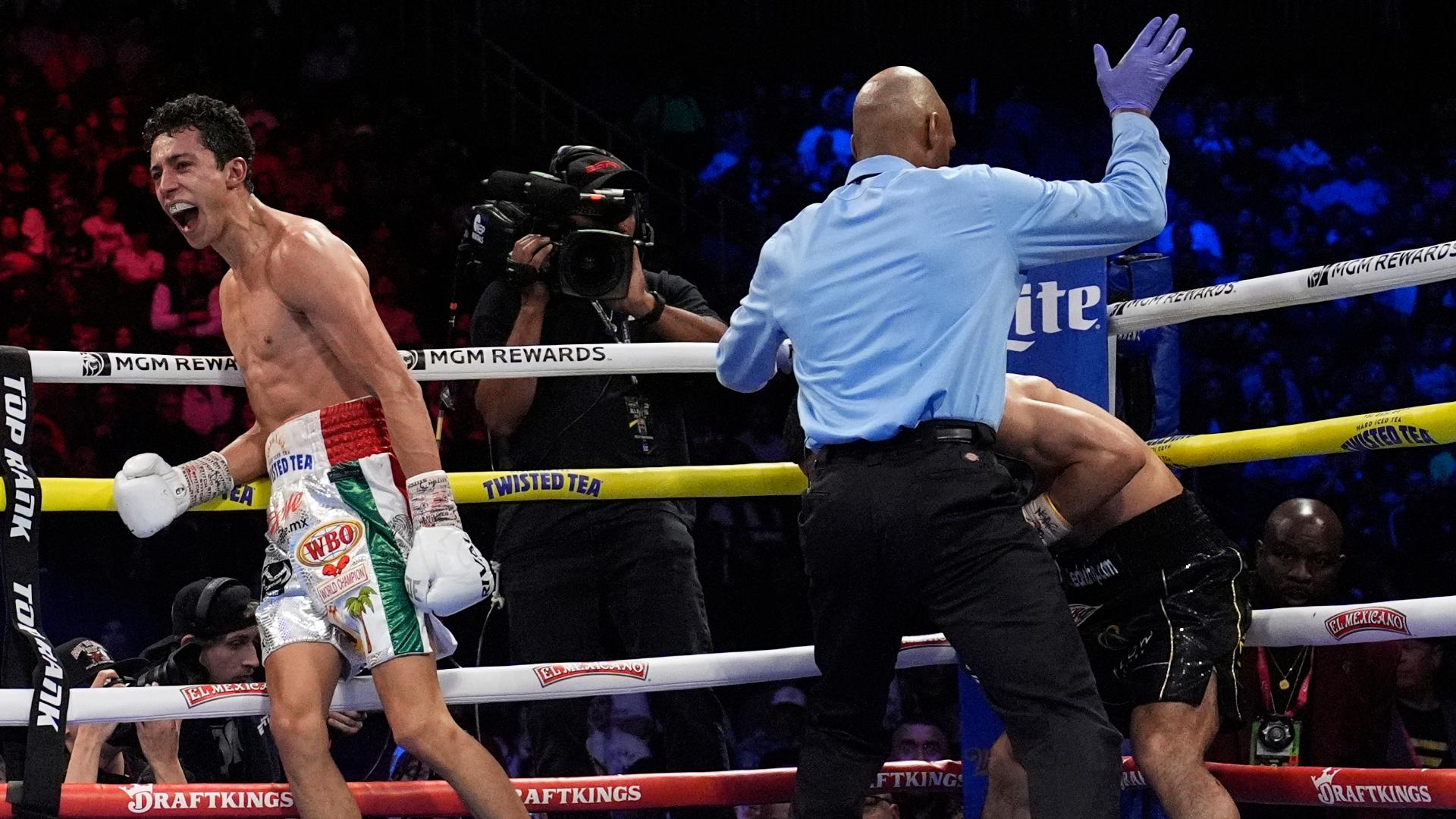 Rafael Espinoza dominates Edward Vazquez with TKO to retain belt