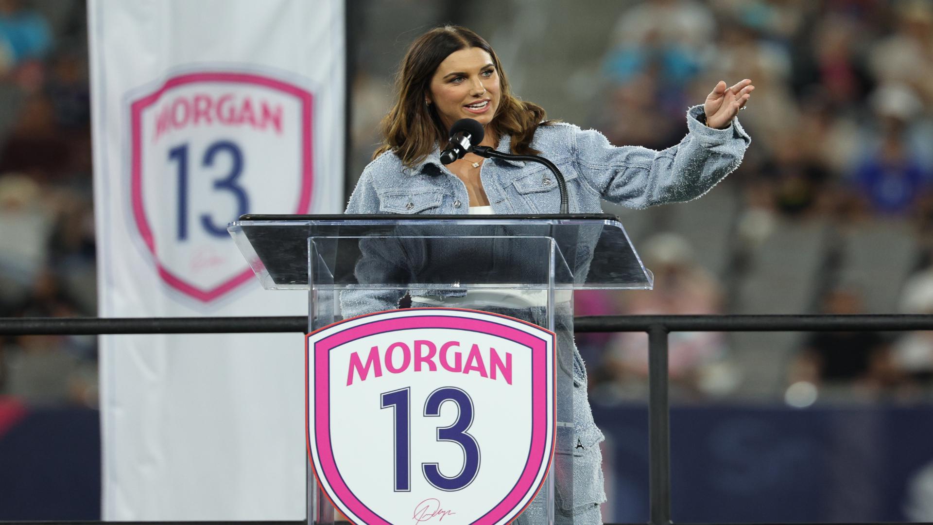 Eternizada! Alex Morgan tem camisa 13 aposentada pelo San Diego Wave em cerimônia emocionante