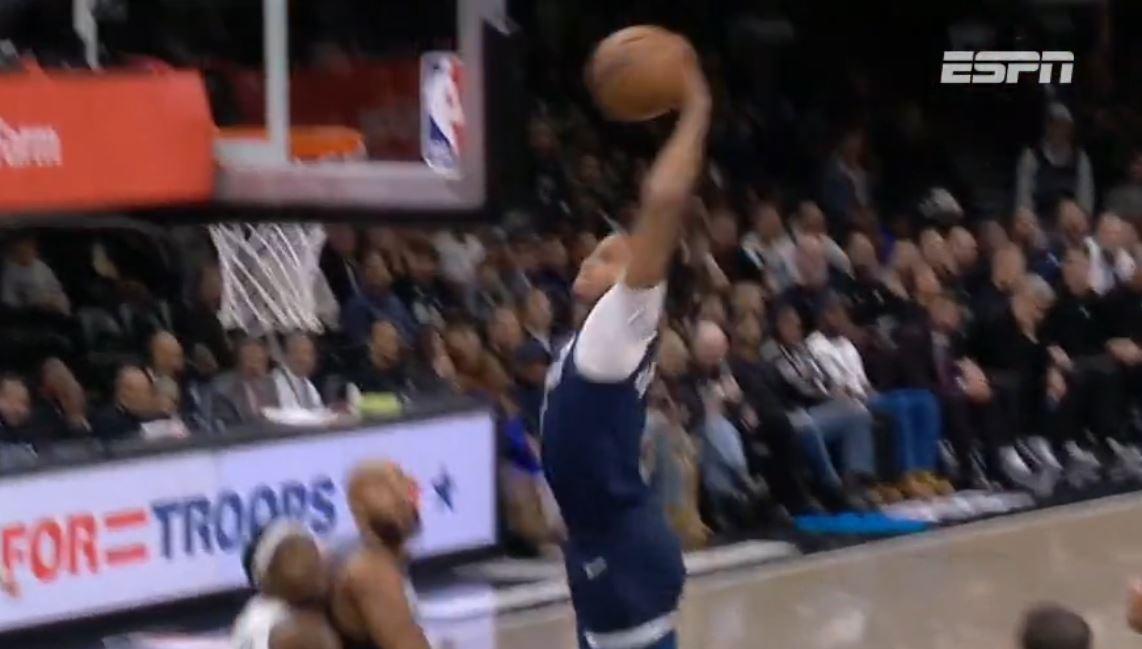 Marretada! Shannon Jr. invade garrafão e dá enterrada incrível para os Timberwolves
