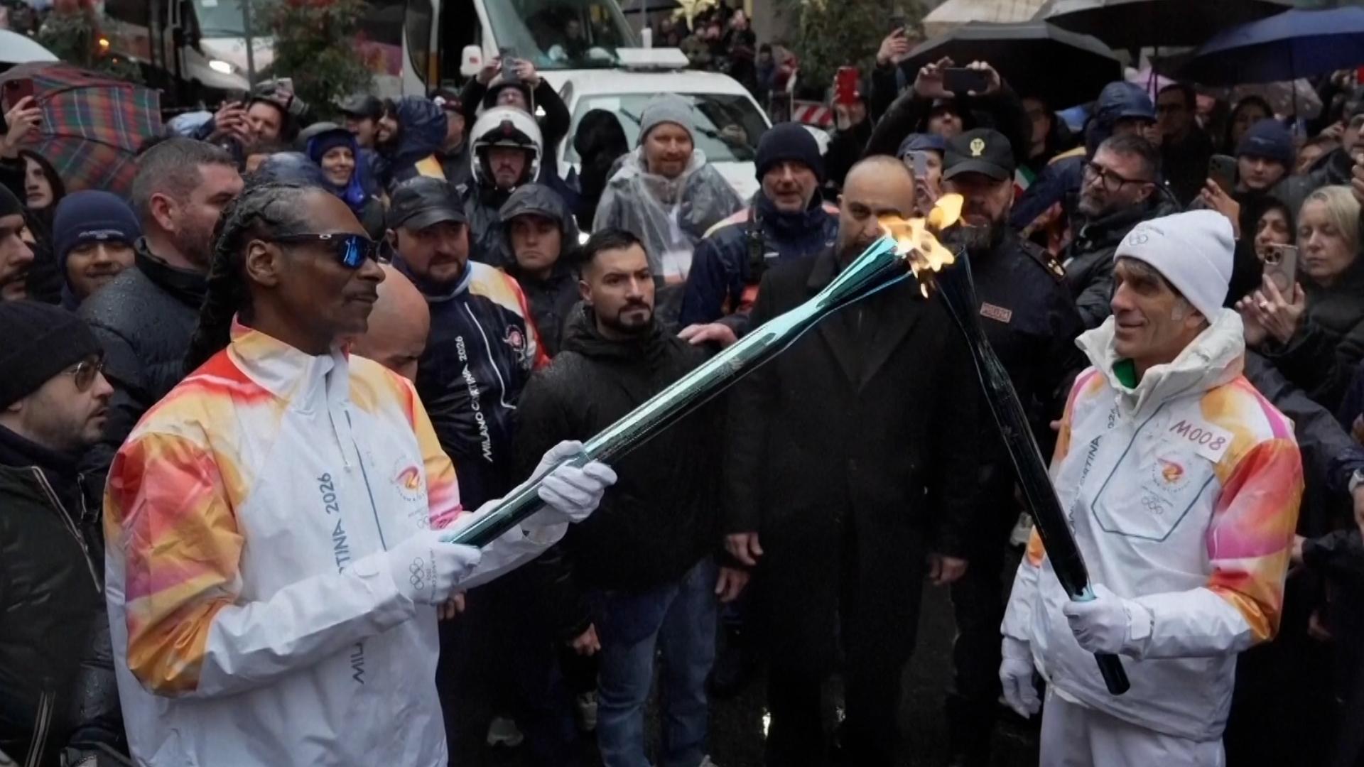 Snoop Dogg carries Winter Olympics torch