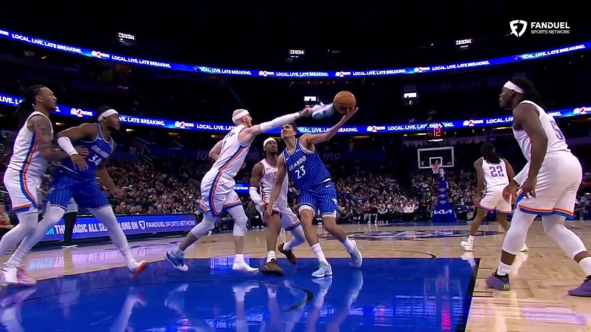 Alex Caruso intenta bloquear un tiro al aro con su tenis