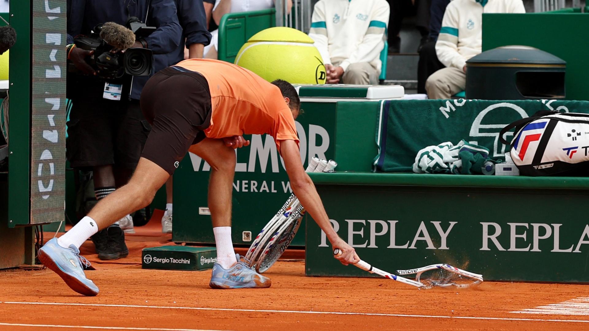 Daniil Medvedev destrozó su raqueta tras dura derrota ante Matteo Berrettini