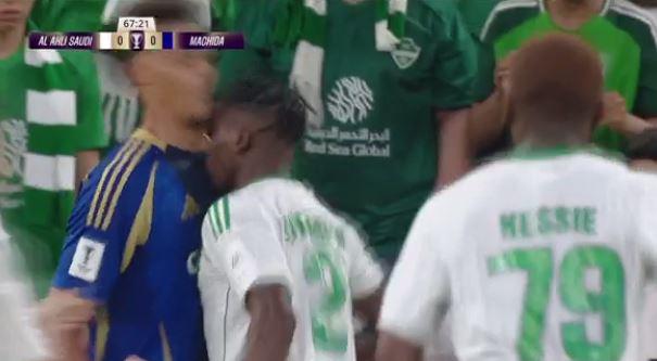 Expulsão na final da Champions Asiática! Hawsawi perde a cabeça e deixa Al Ahli Saudi com um a menos