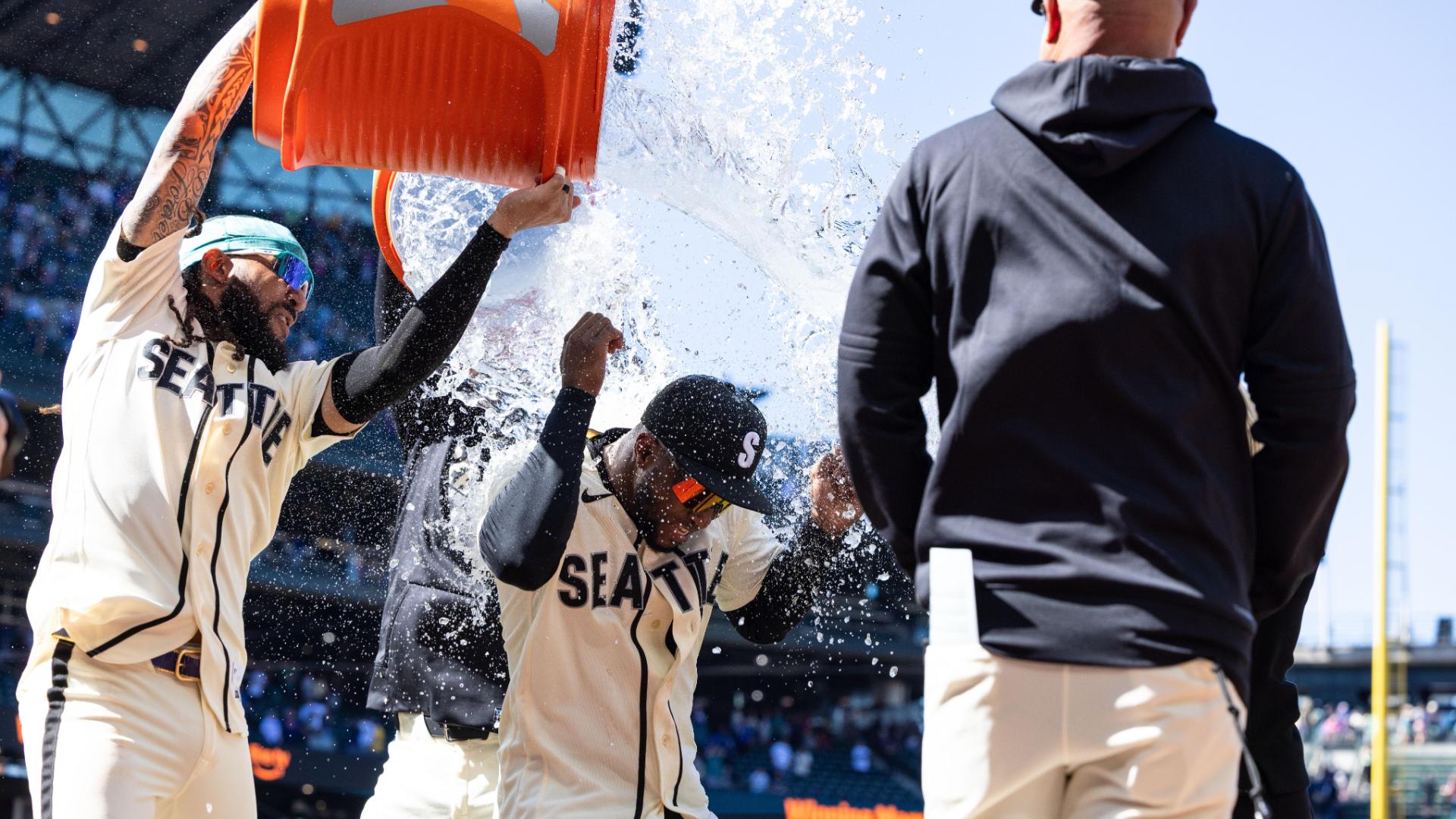 Victor Robles walks it off in extras as Mariners sweep D-backs