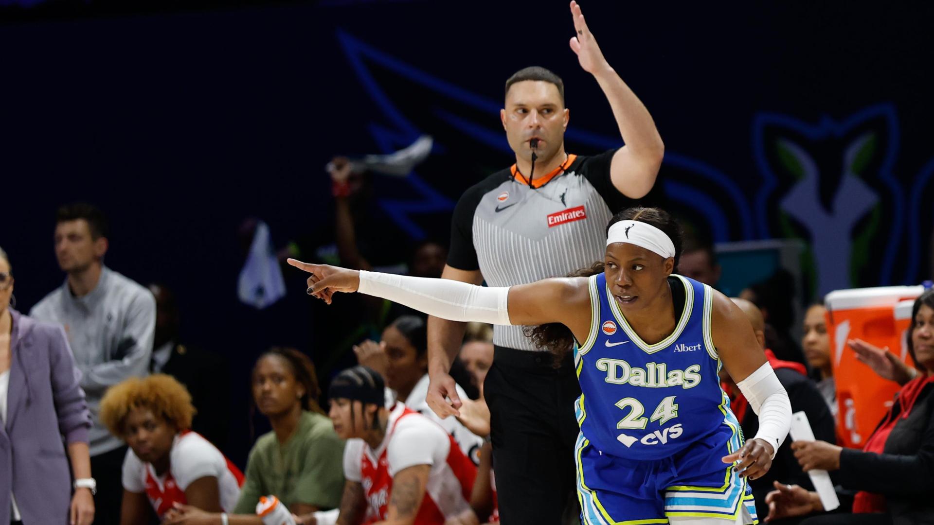 Arike Ogunbowale shakes off Jewell Loyd to splash a trey