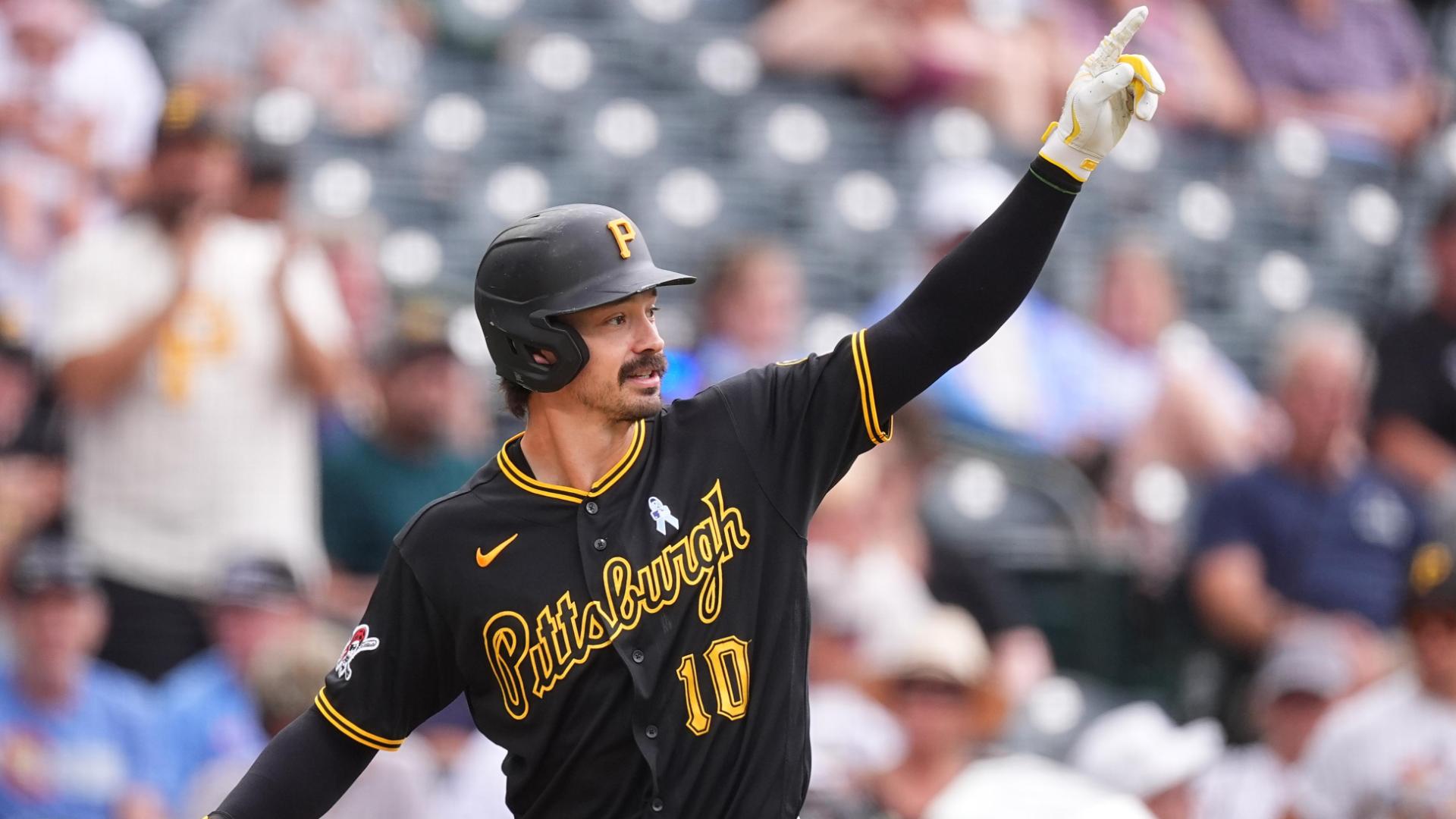 Bryan Reynolds crushes a home run