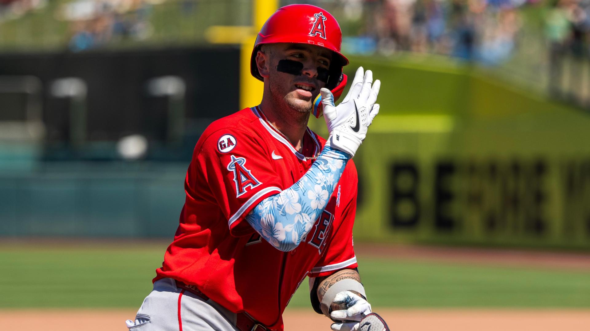 Zach Neto crushes a home run