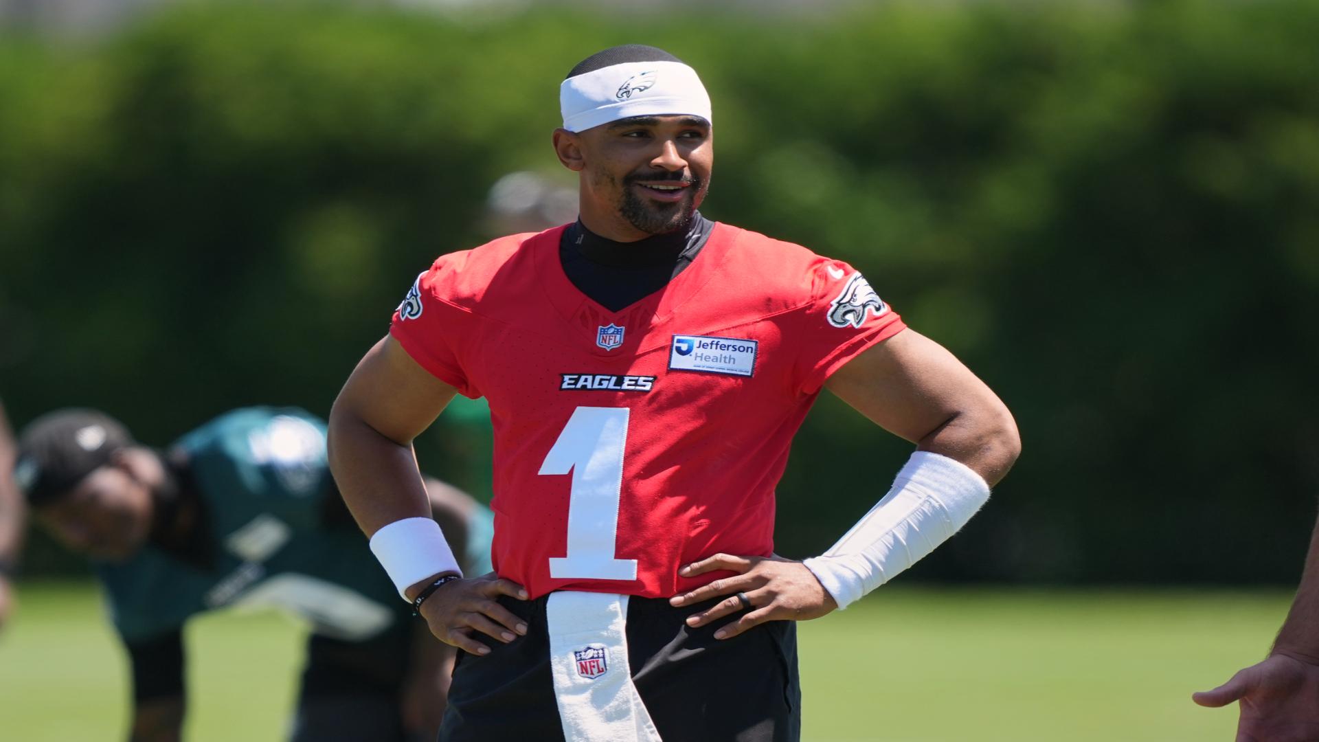 ¿Jalen Hurts merece estar en el top 10 de quarterbacks en la NFL?