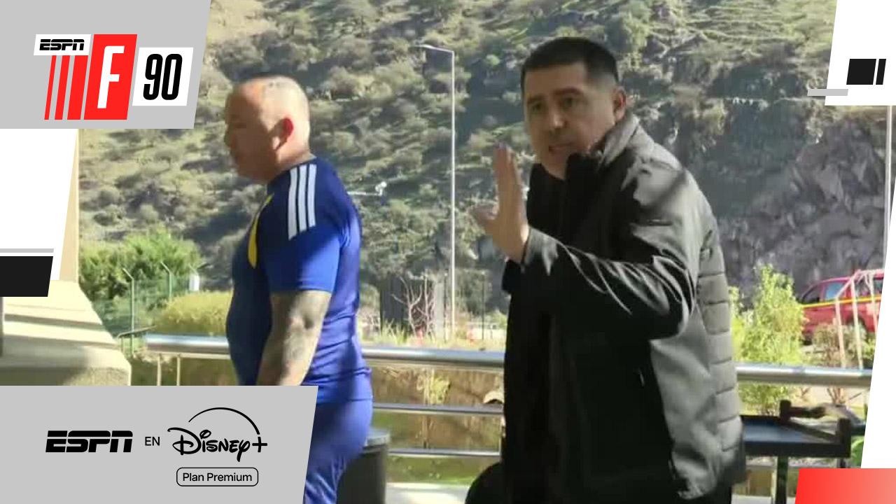 Riquelme llegó a Chile para acompañar a Boca en un duelo clave