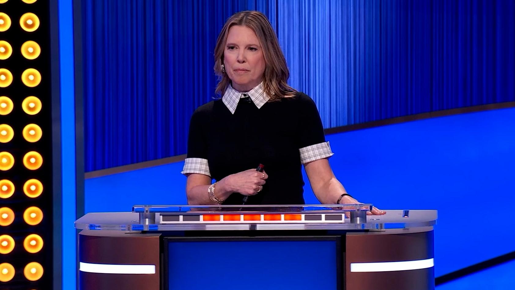 Hannah Storm celebrates correct answer on 'ESPN Jeopardy'